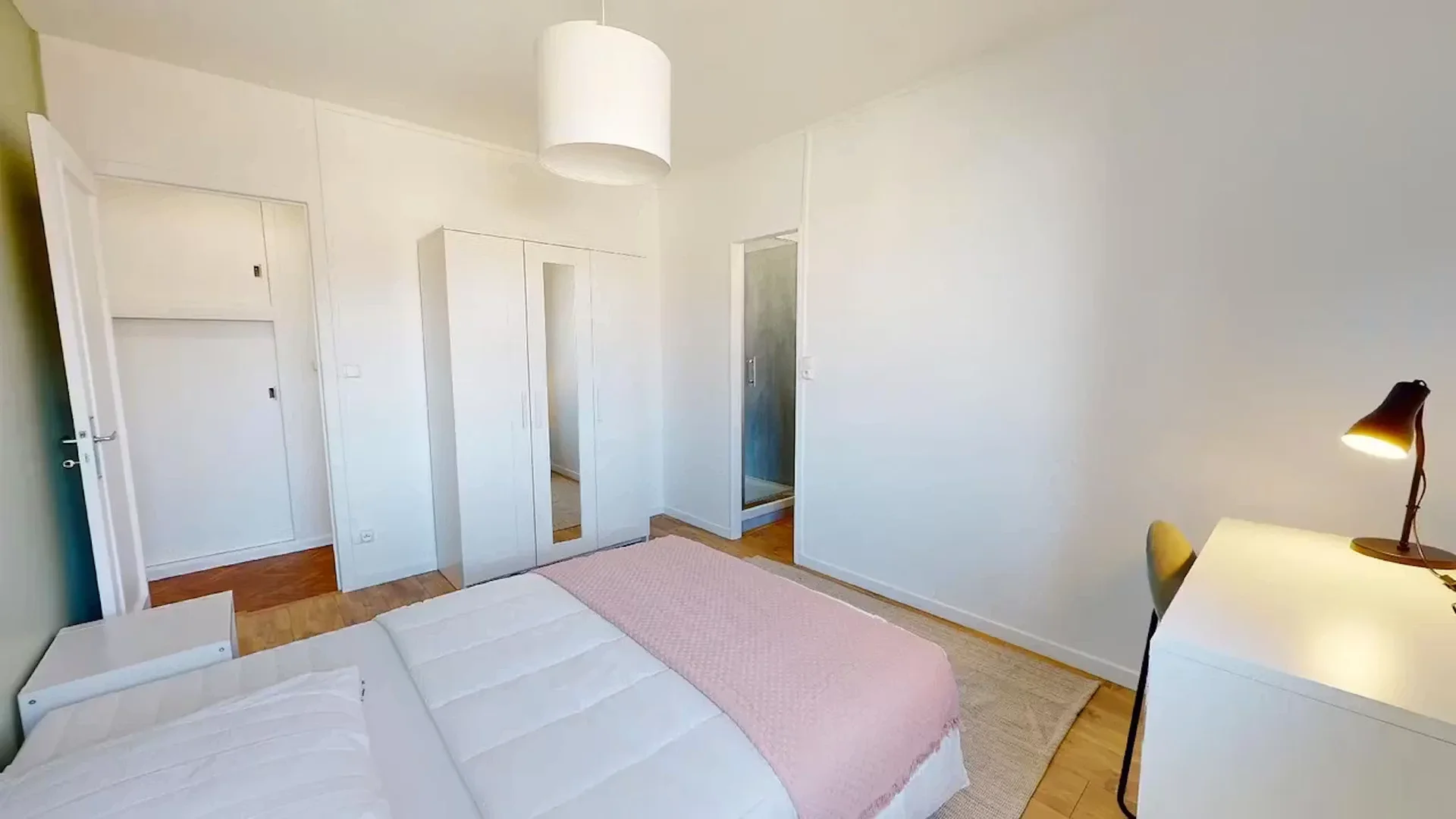 Quarto de estudante luminoso e arejado com acesso fácil à universidade em