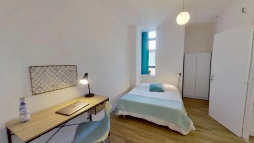 Habitación privada en Avenue Sainte-Anne, imagen 1 de 19