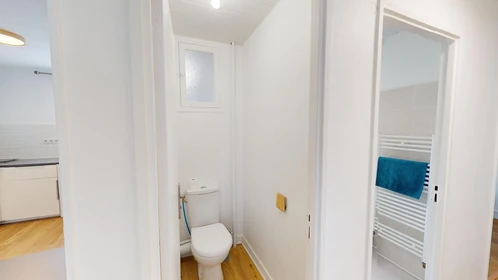 Prywatny pokój 6 Rue René Caillé, obraz 31 32