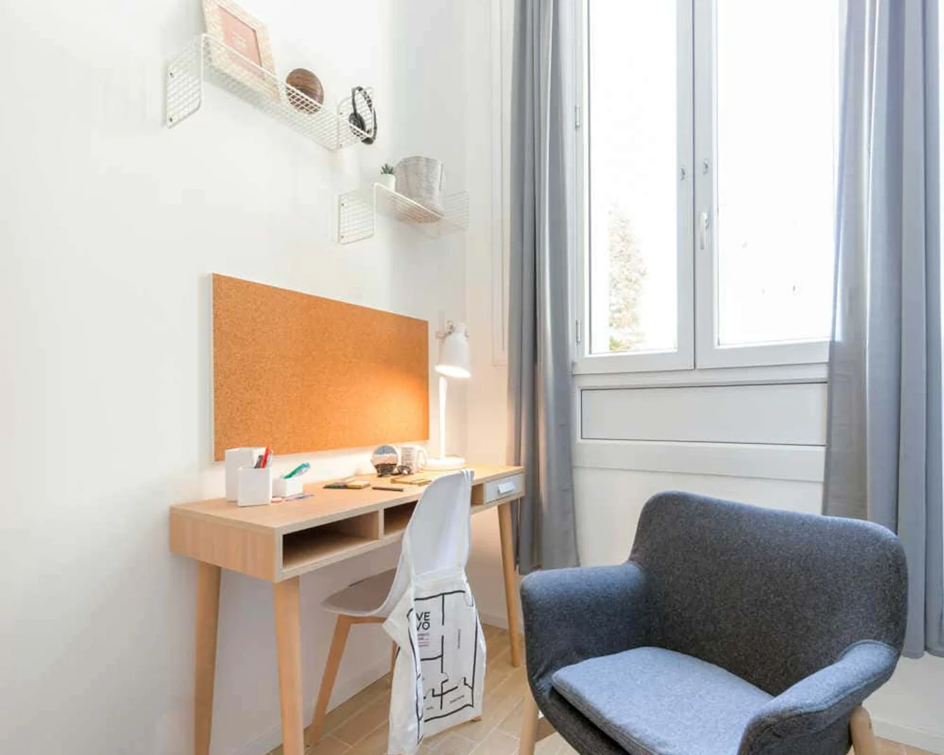 Chambre d'étudiant à  avec espace d'étude et installations communes