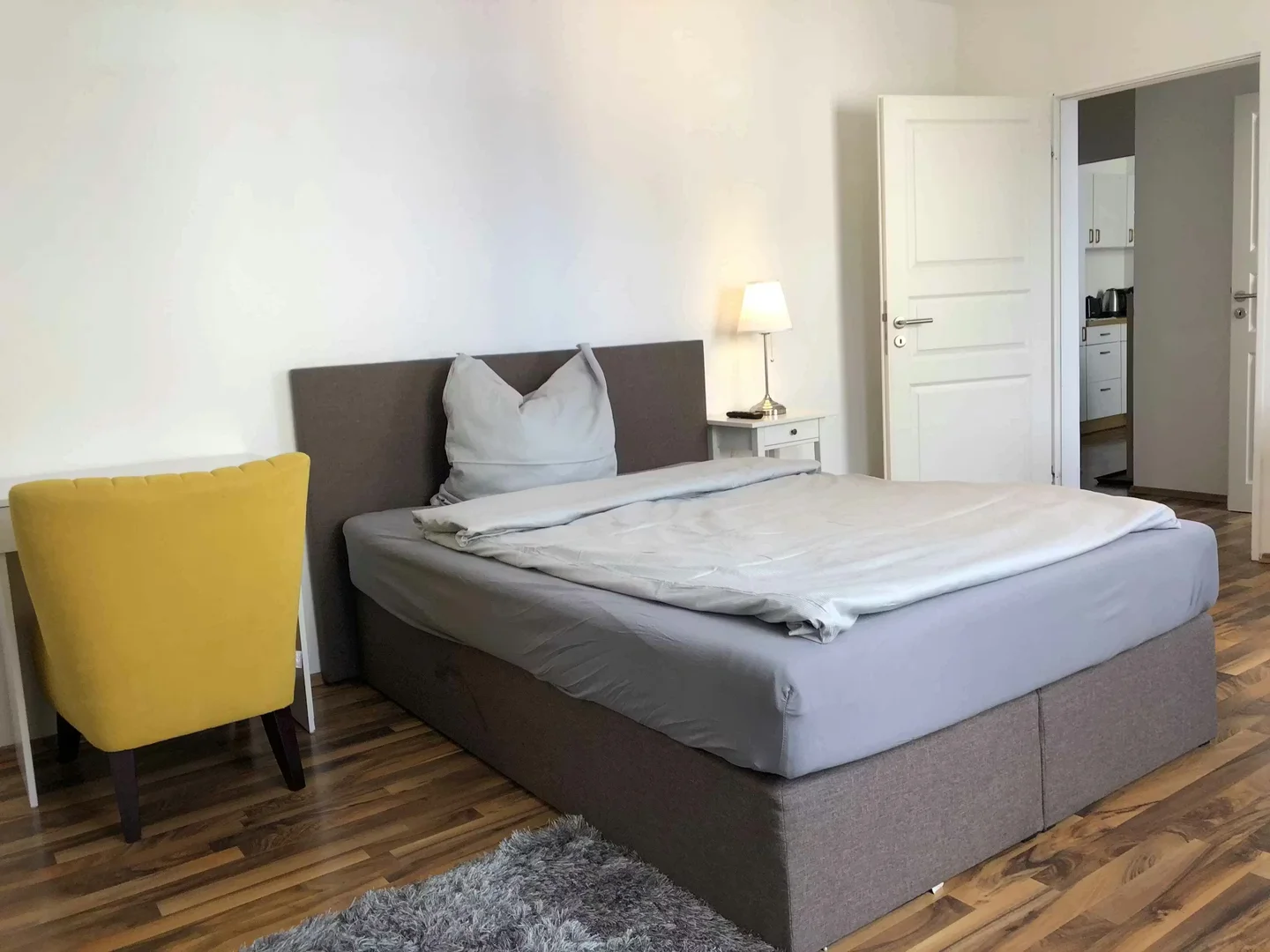 Habitación estudiantil amplia y cómoda en 