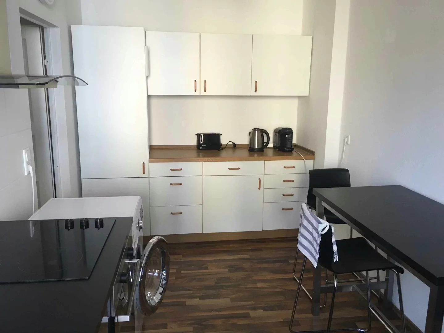 Habitación estudiantil luminosa y aireada con fácil acceso a la universidad en 