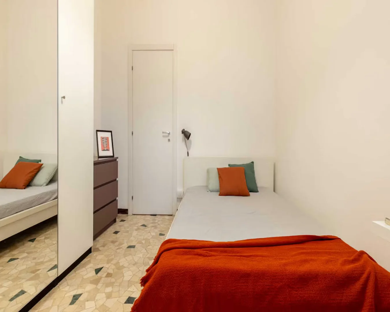 Quarto de estudante económico perto do campus em 
