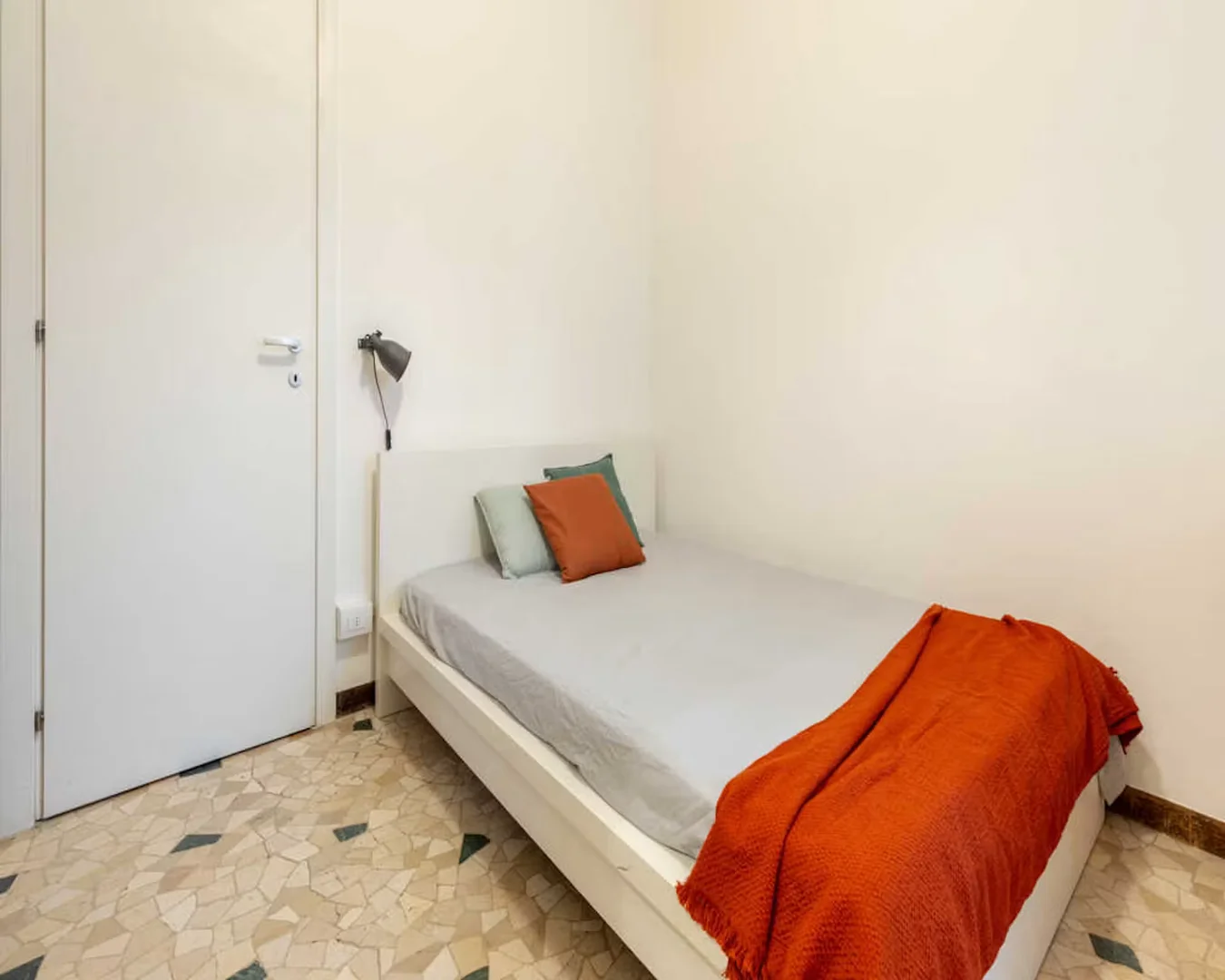 Quarto acessível para estudantes com iluminação ampla em 