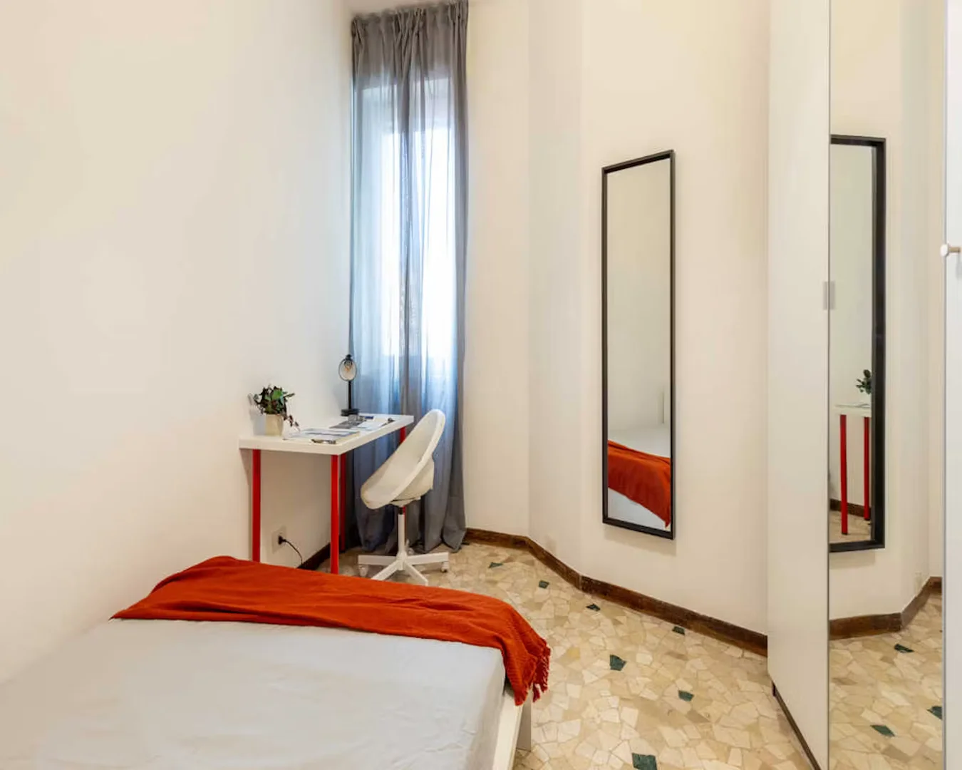 Quarto para alugar em apartamento de estudantes em , totalmente mobilado
