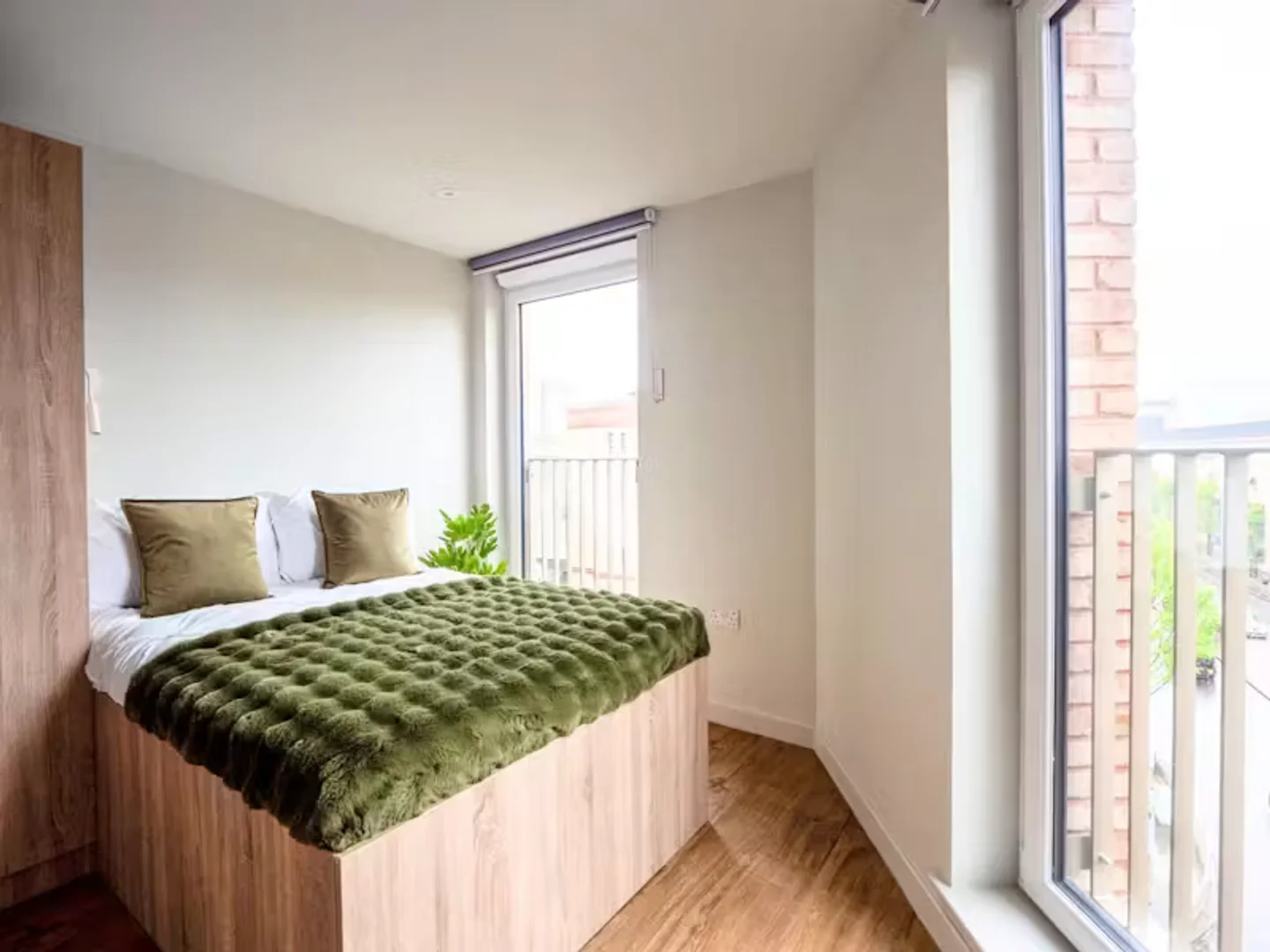 Habitación estudiantil funcional perfecta para estudiar en 