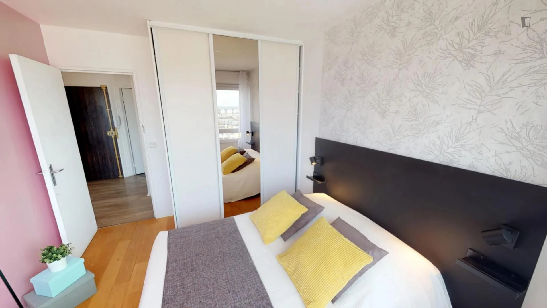 Quarto acessível para estudantes com iluminação ampla em 