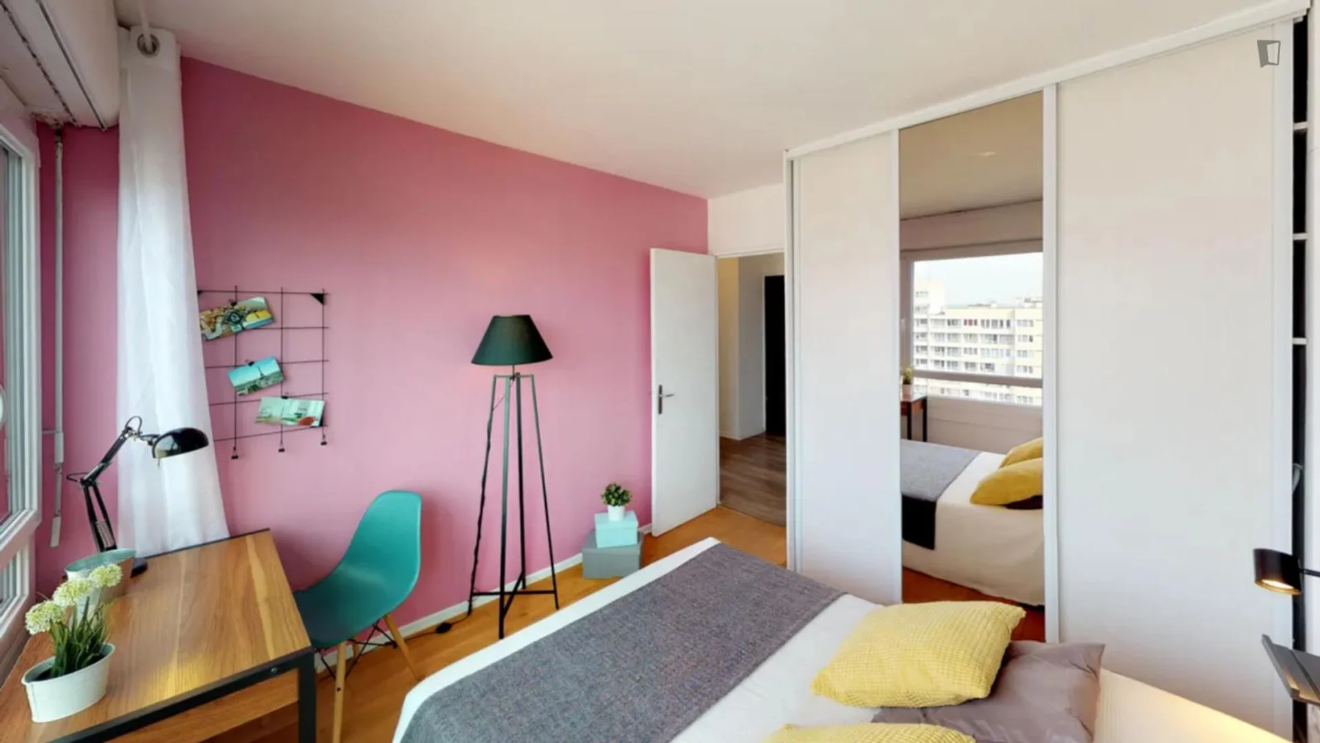 Quarto de estudante em  com área de estudo e instalações partilhadas