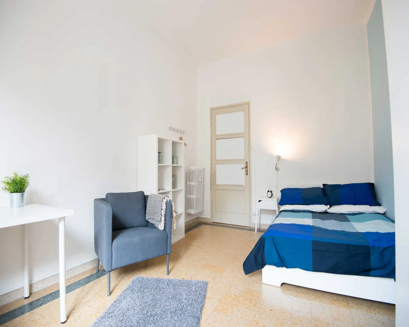 Quarto de estudante em  com área de estudo e instalações partilhadas