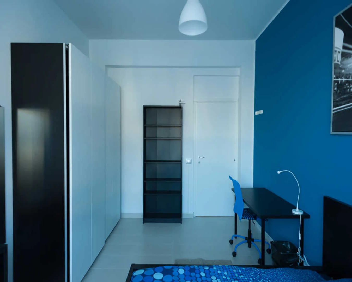 Habitación estudiantil funcional perfecta para estudiar en