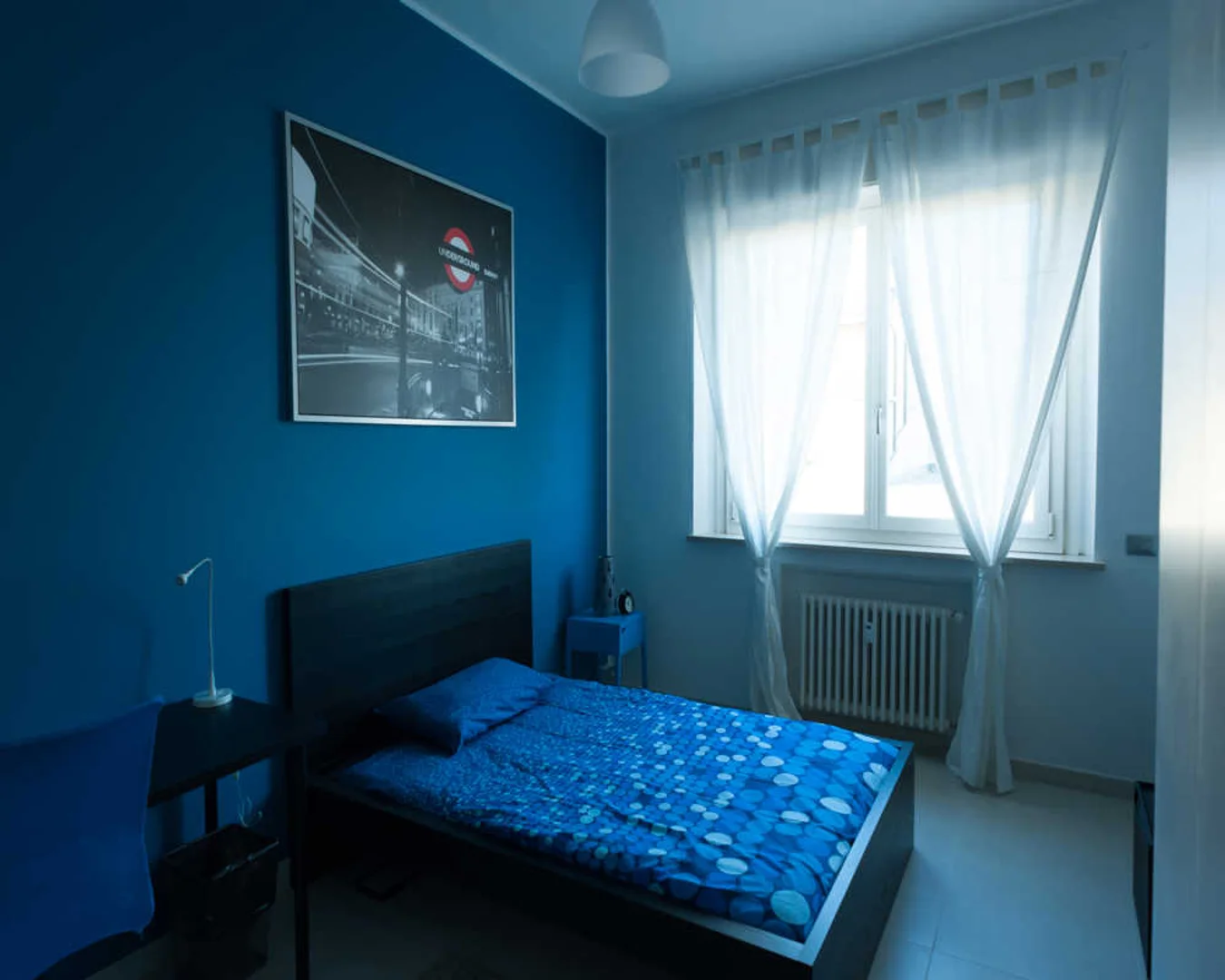 Habitación asequible para estudiantes con buena iluminación en