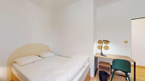 Quarto para alugar com cama de casal em Cergy