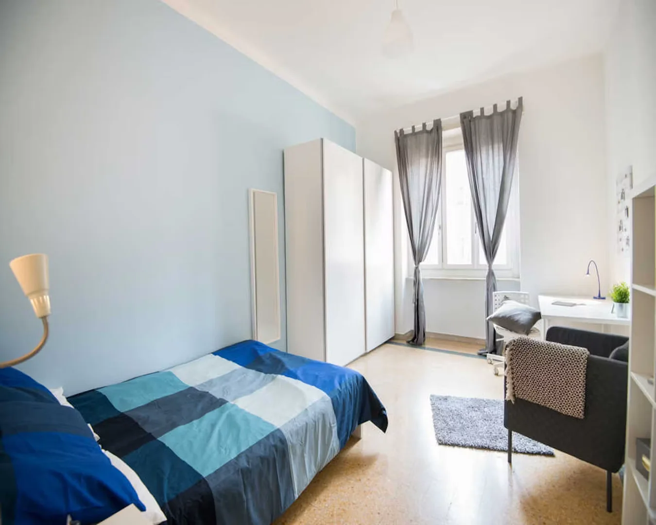 Quarto acessível para estudantes com iluminação ampla em