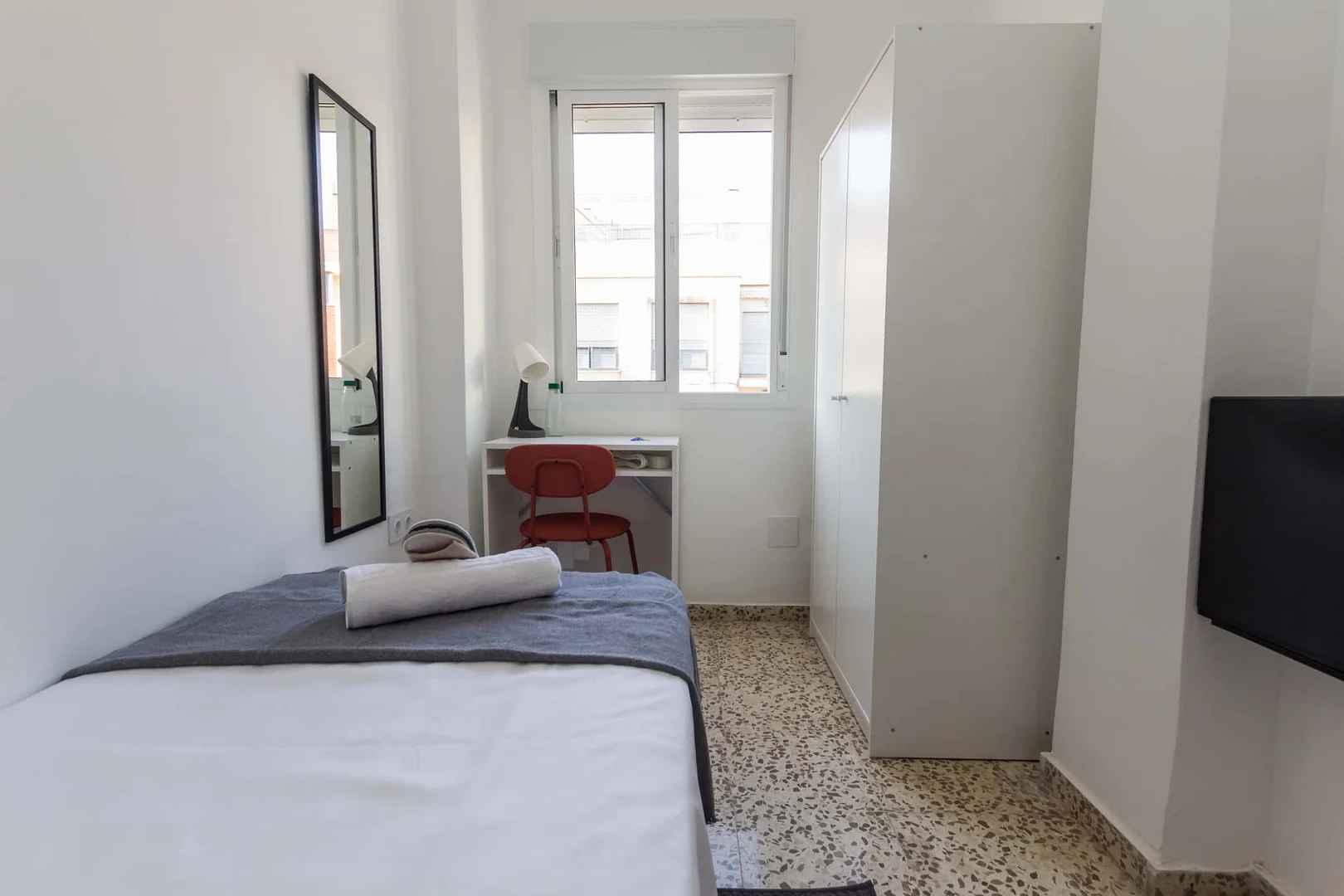 Quarto de estudante confortável e espaçoso em