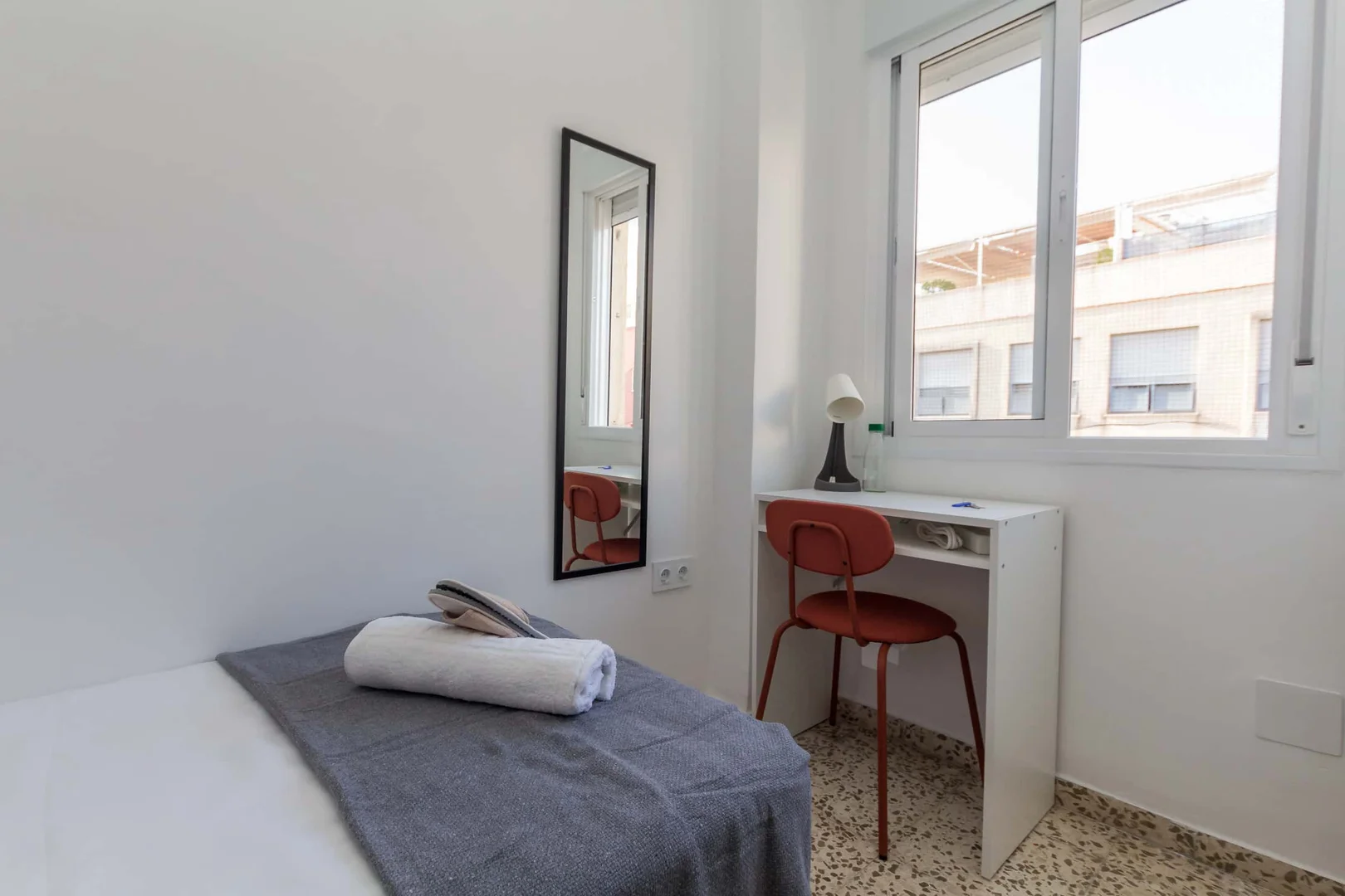 Quarto para alugar em apartamento de estudantes em , totalmente mobilado