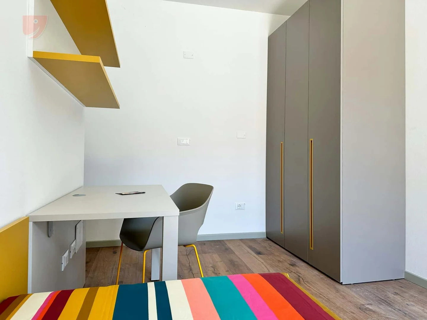 Comfortable and spacious student room in 