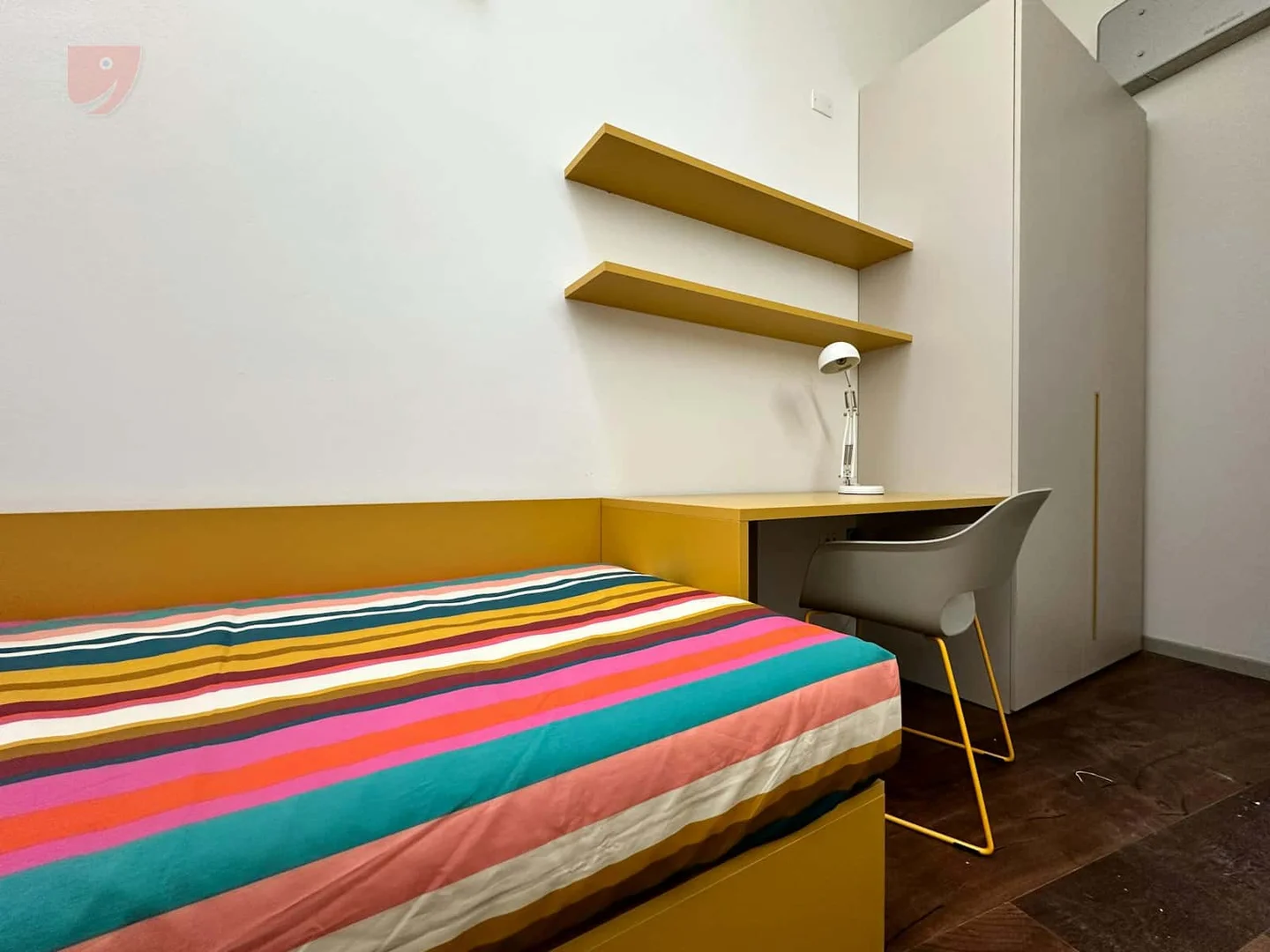 Studentenzimmer in  mit Arbeitsbereich und Gemeinschaftseinrichtungen