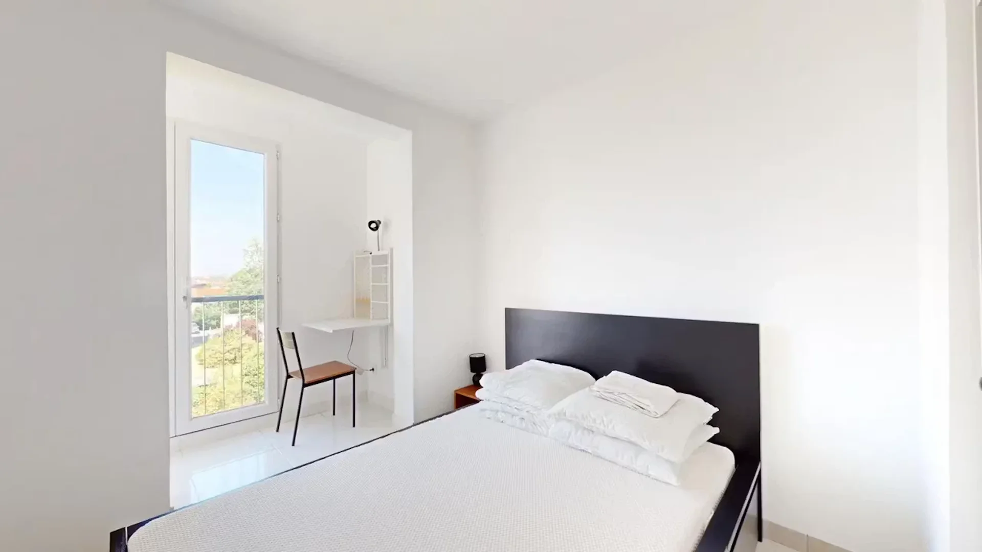 Comfortable and spacious student room in 