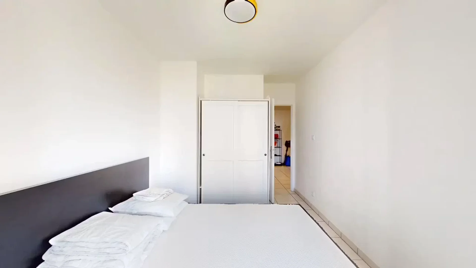Functional student room perfect for studying in 