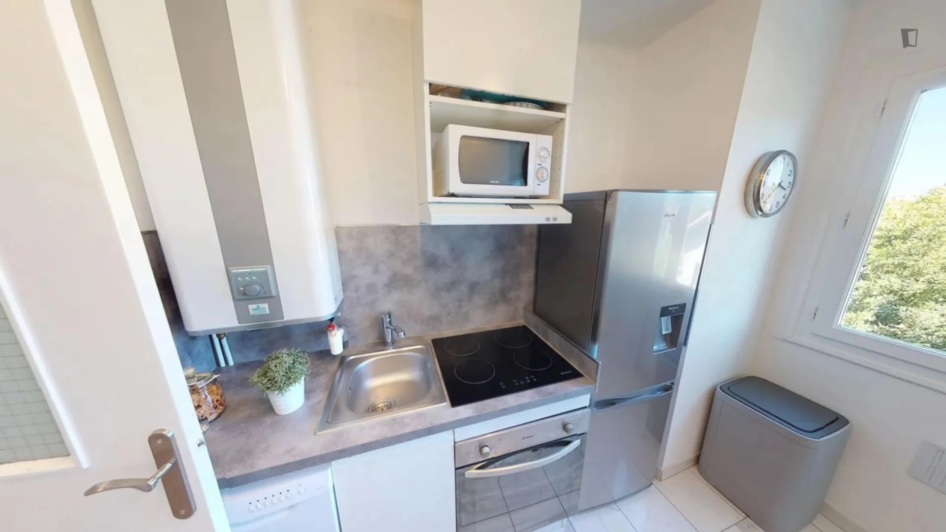 Habitación estudiantil luminosa y aireada con fácil acceso a la universidad en 