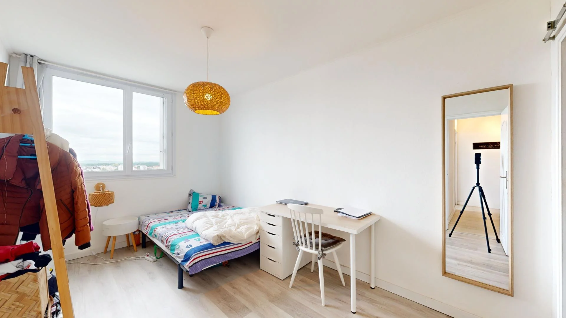 Quarto de estudante em  com área de estudo e instalações partilhadas