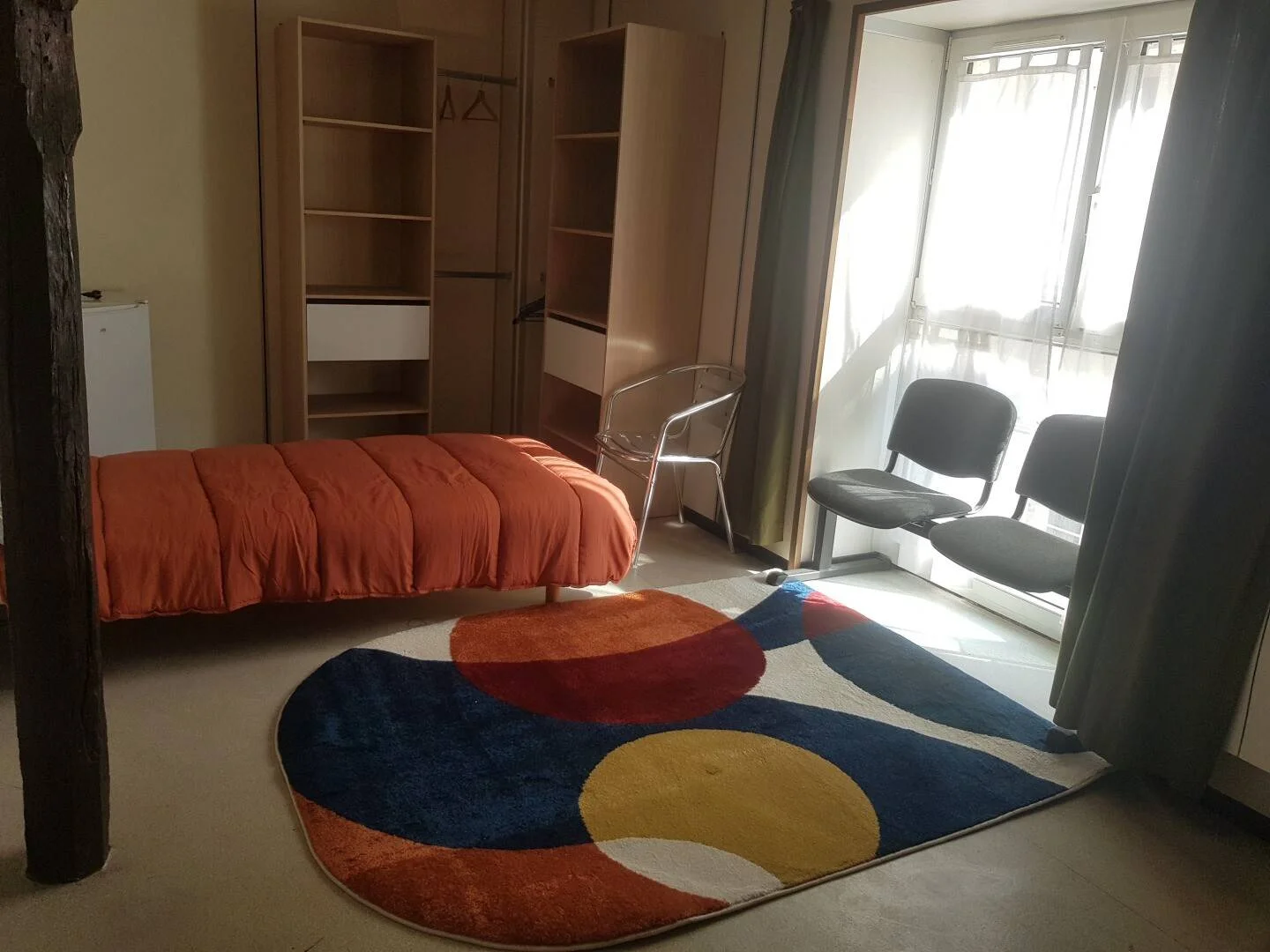 Quarto acessível para estudantes com iluminação ampla em 