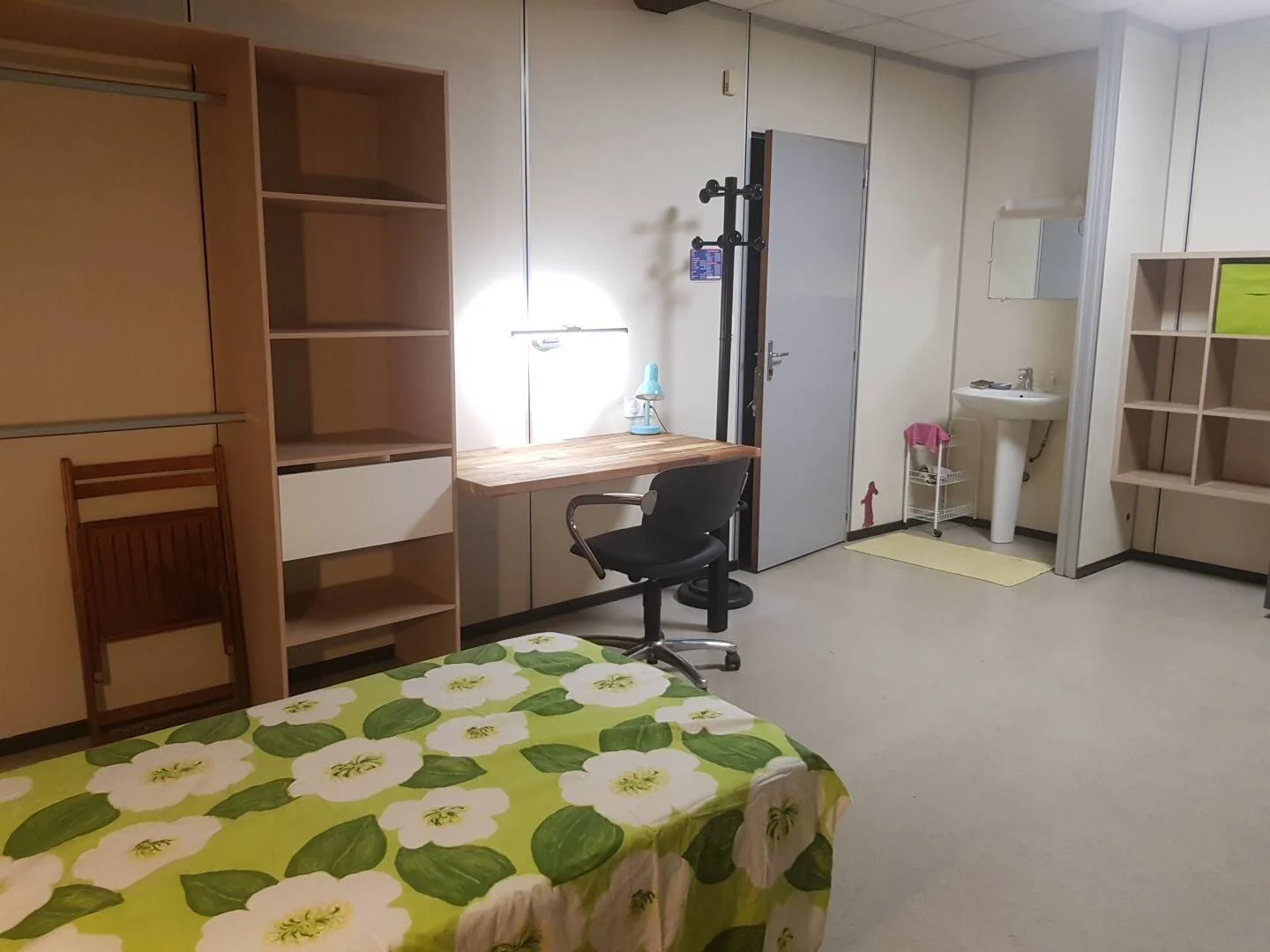 Quarto para alugar em apartamento de estudantes em , totalmente mobilado