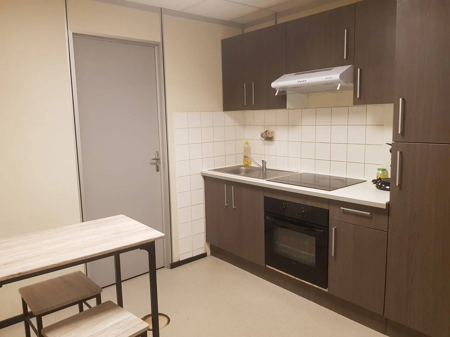 Quarto de estudante luminoso e arejado com acesso fácil à universidade em 