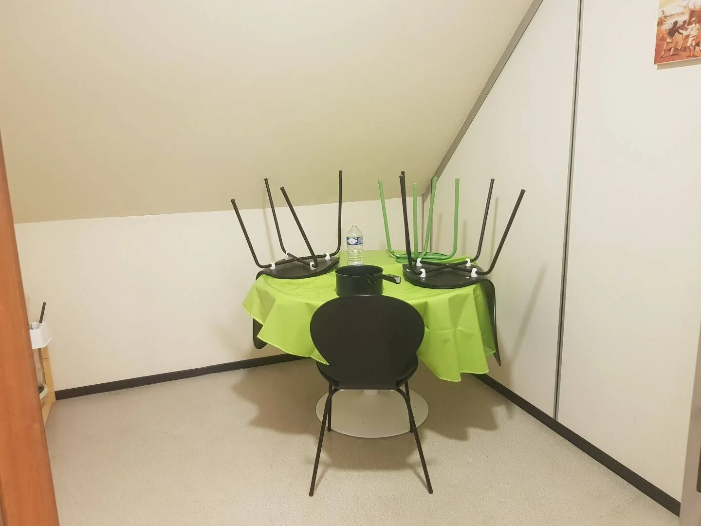 Quarto acessível para estudantes com iluminação ampla em 
