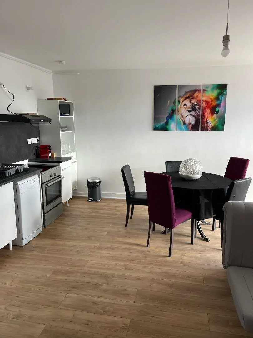 Affordable room for students with ample lighting in 