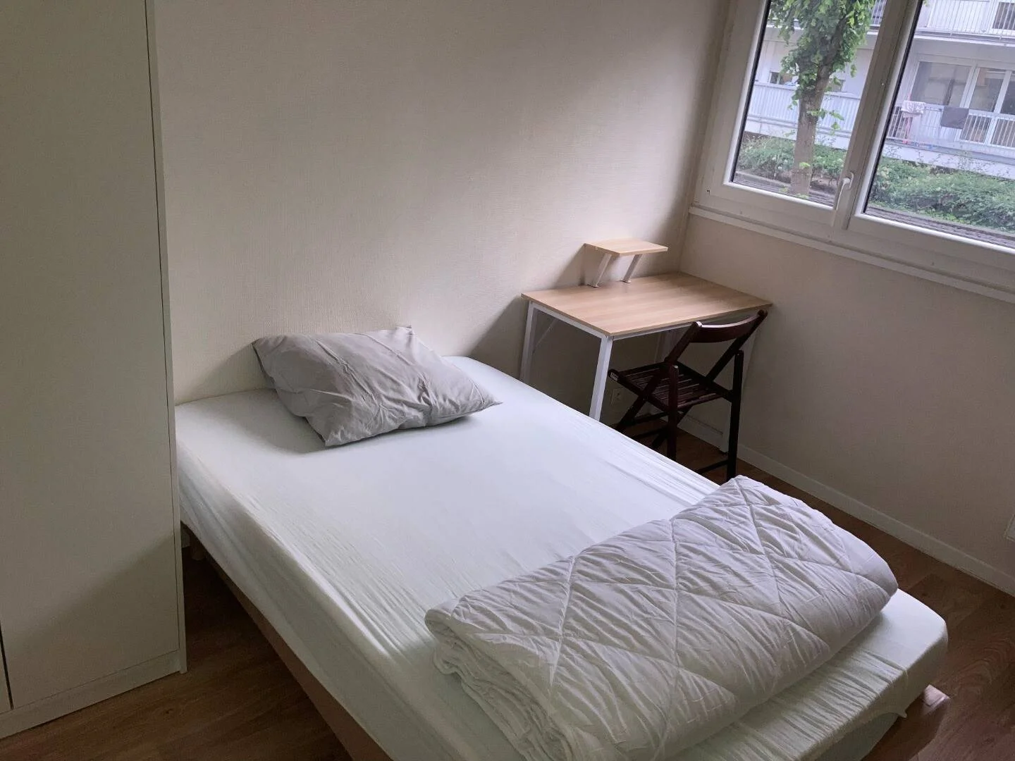 Habitación estudiantil funcional perfecta para estudiar en 