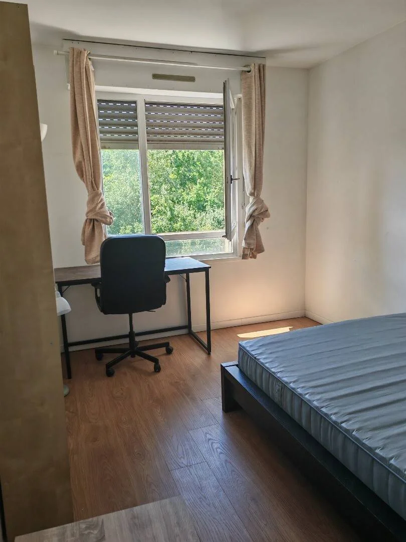 Functional student room perfect for studying in 