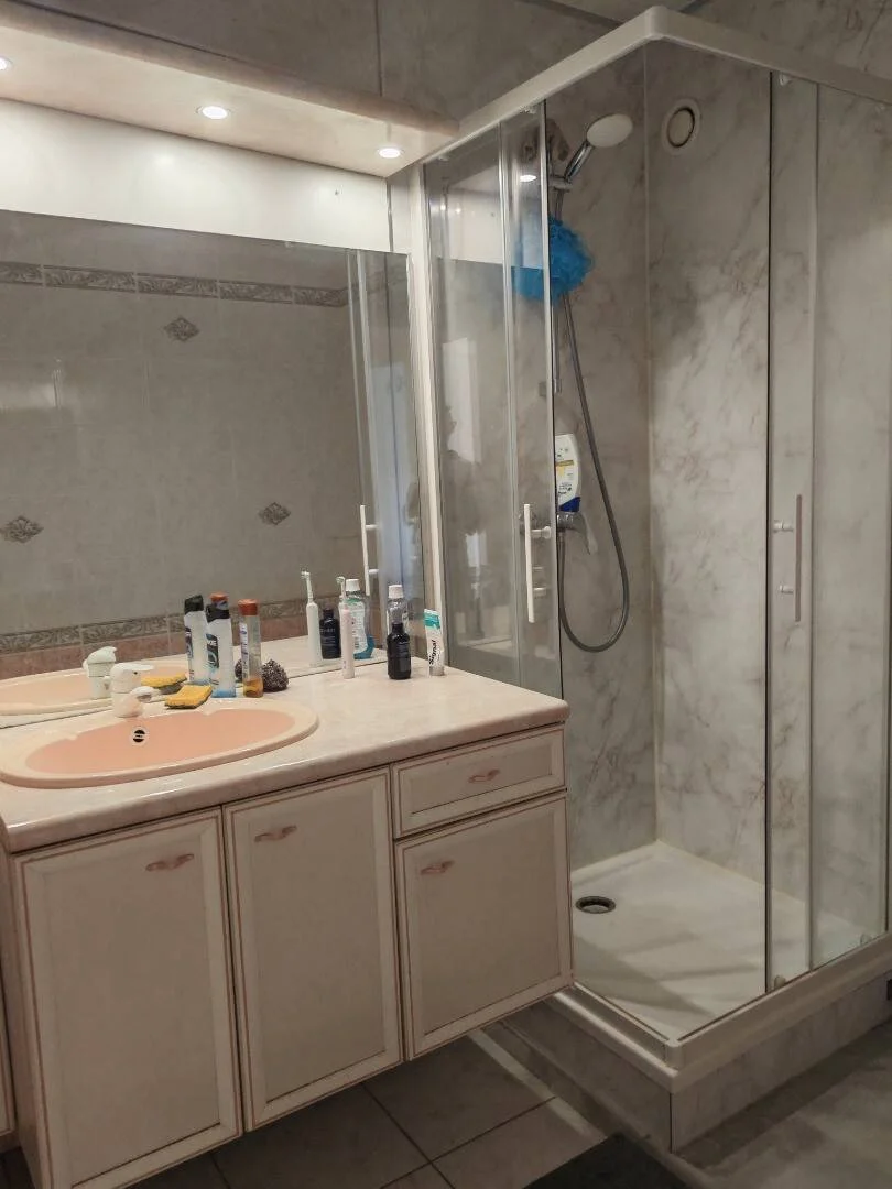 Room for rent in student apartment in , fully furnished