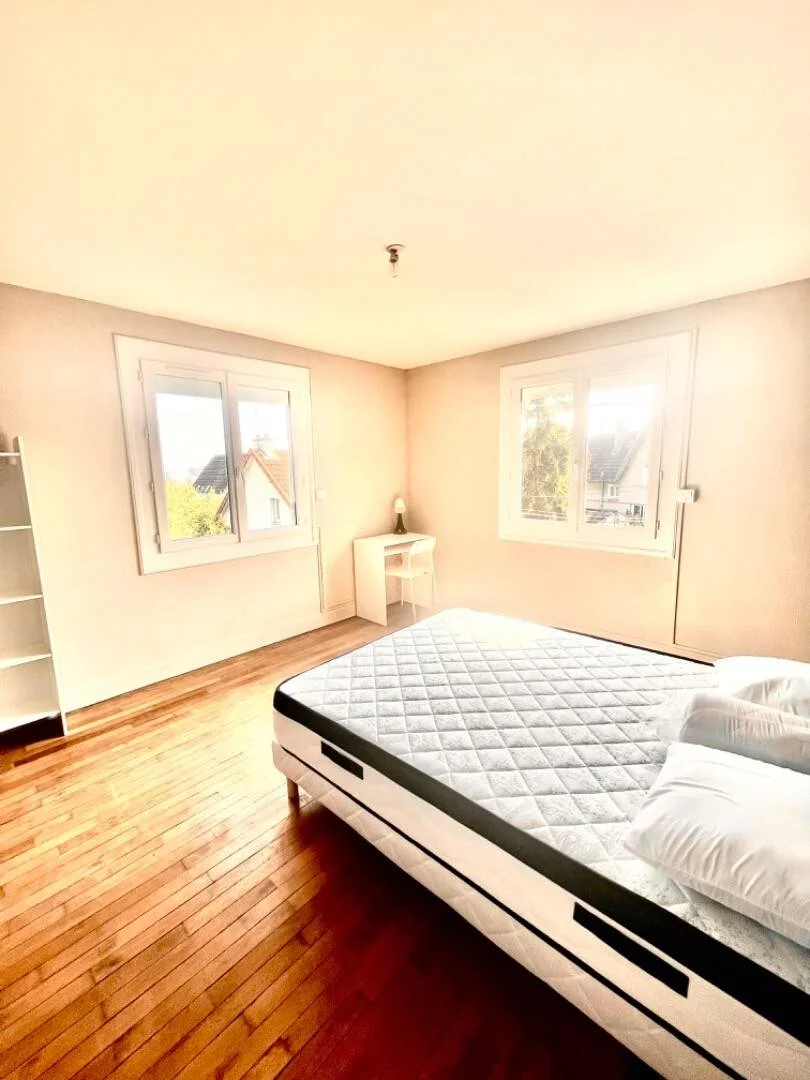 Functional student room perfect for studying in 