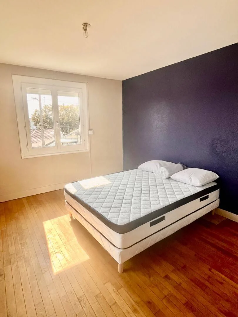 Affordable room for students with ample lighting in 