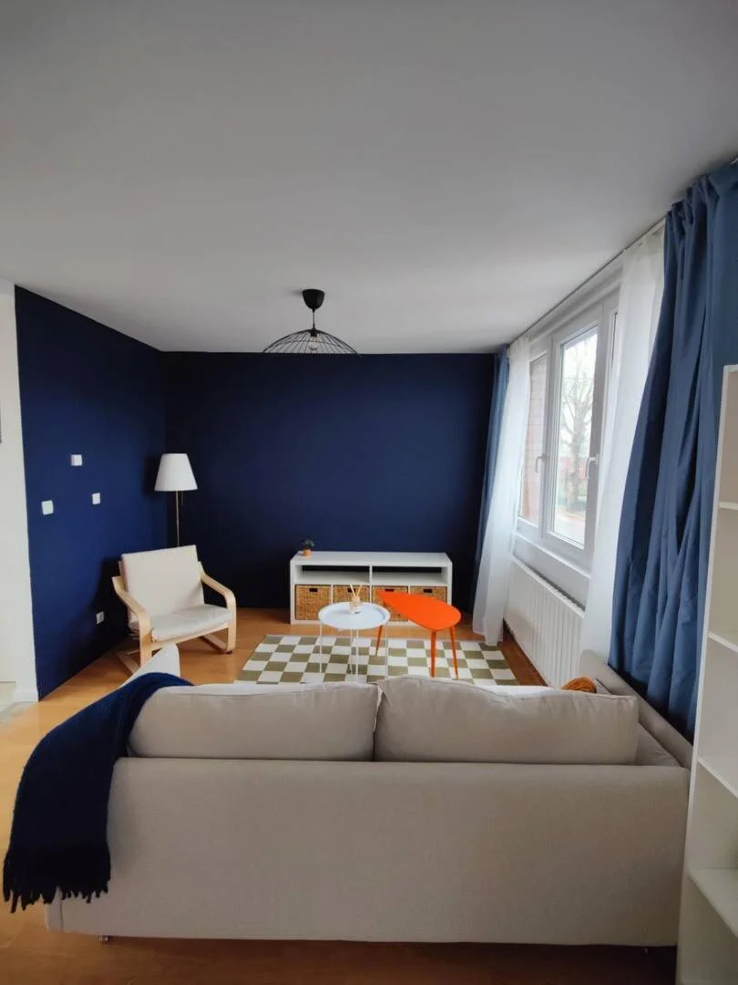 Affordable room for students with ample lighting in 