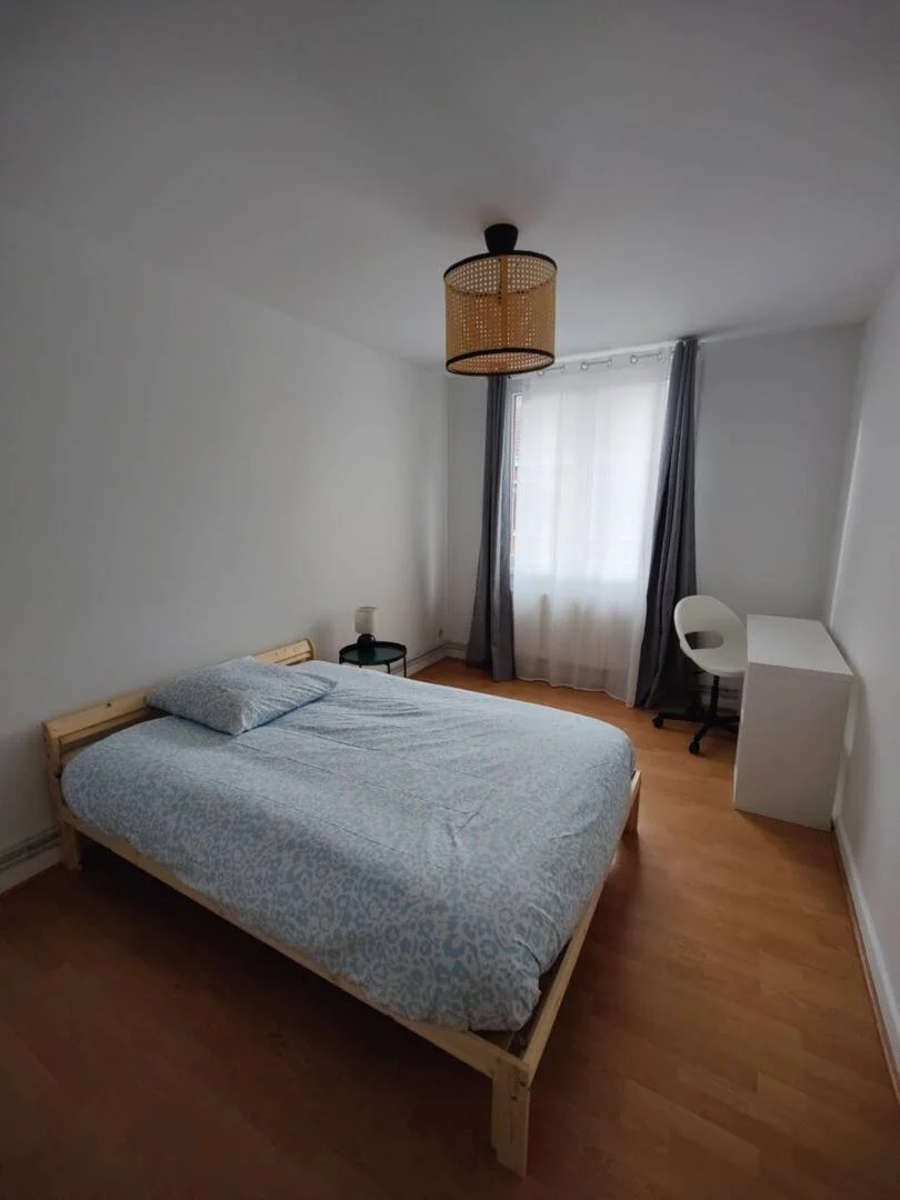 Room for rent in student apartment in , fully furnished