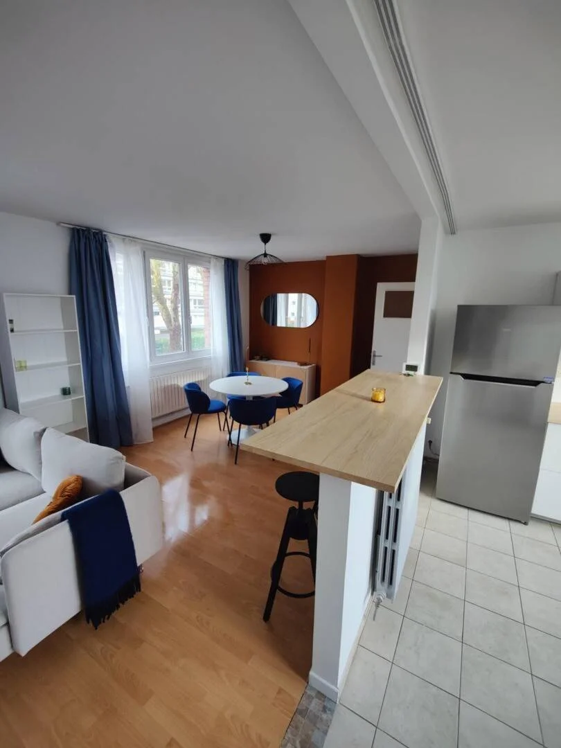 Room for rent in student apartment in , fully furnished