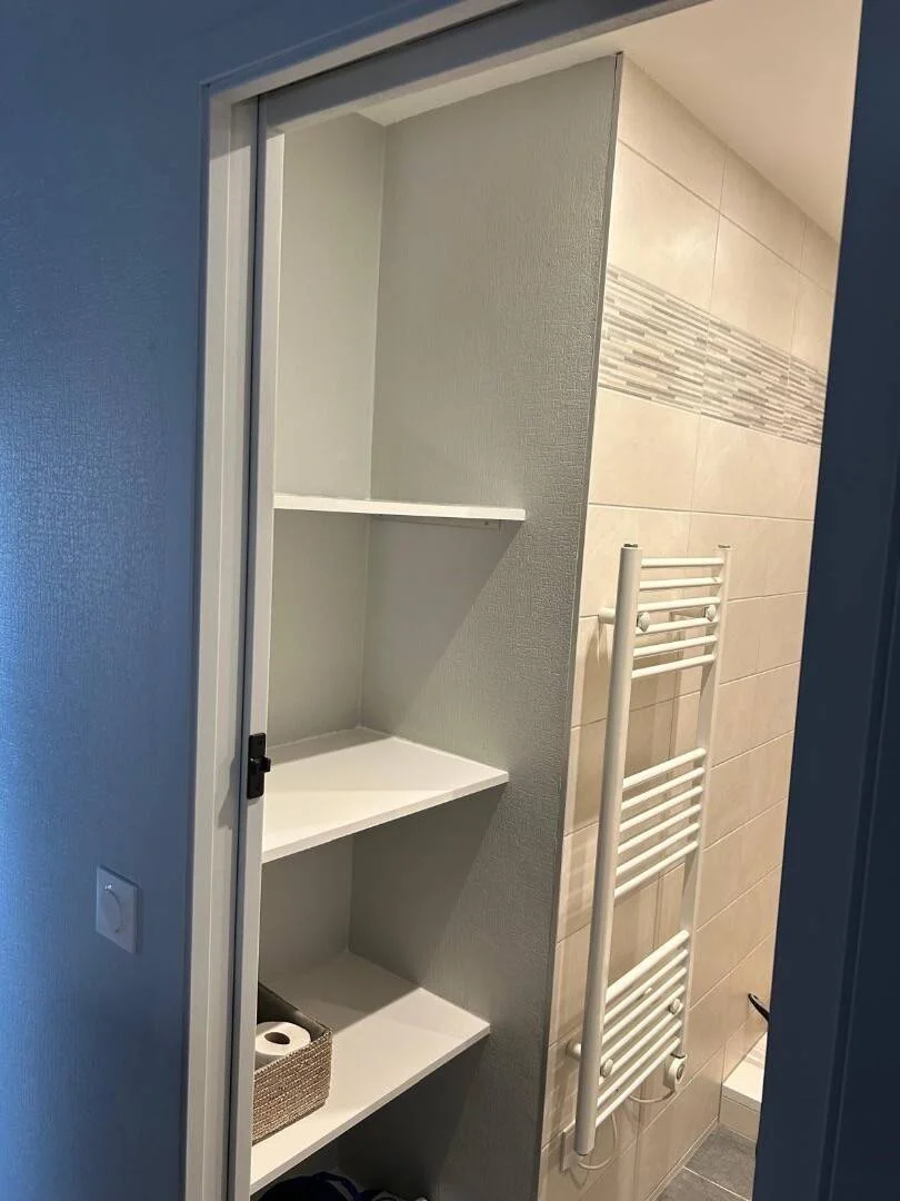 'de öğrenci dairesinde, tamamen mobilyalı kiralık oda