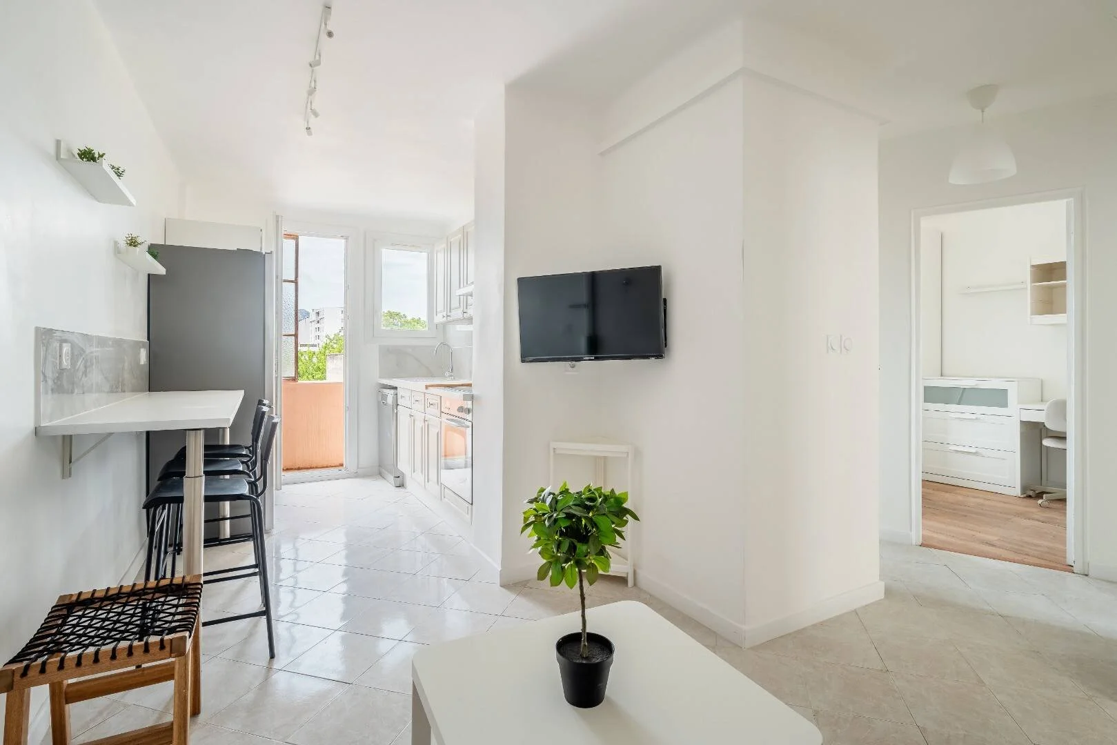 Bright and airy student room with easy university access in 