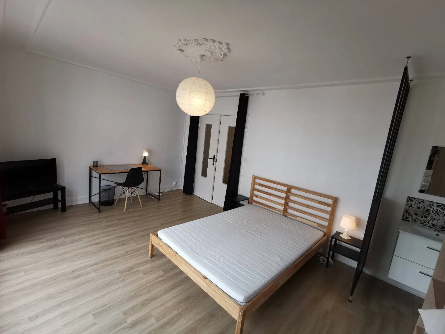Quarto de estudante confortável e espaçoso em 