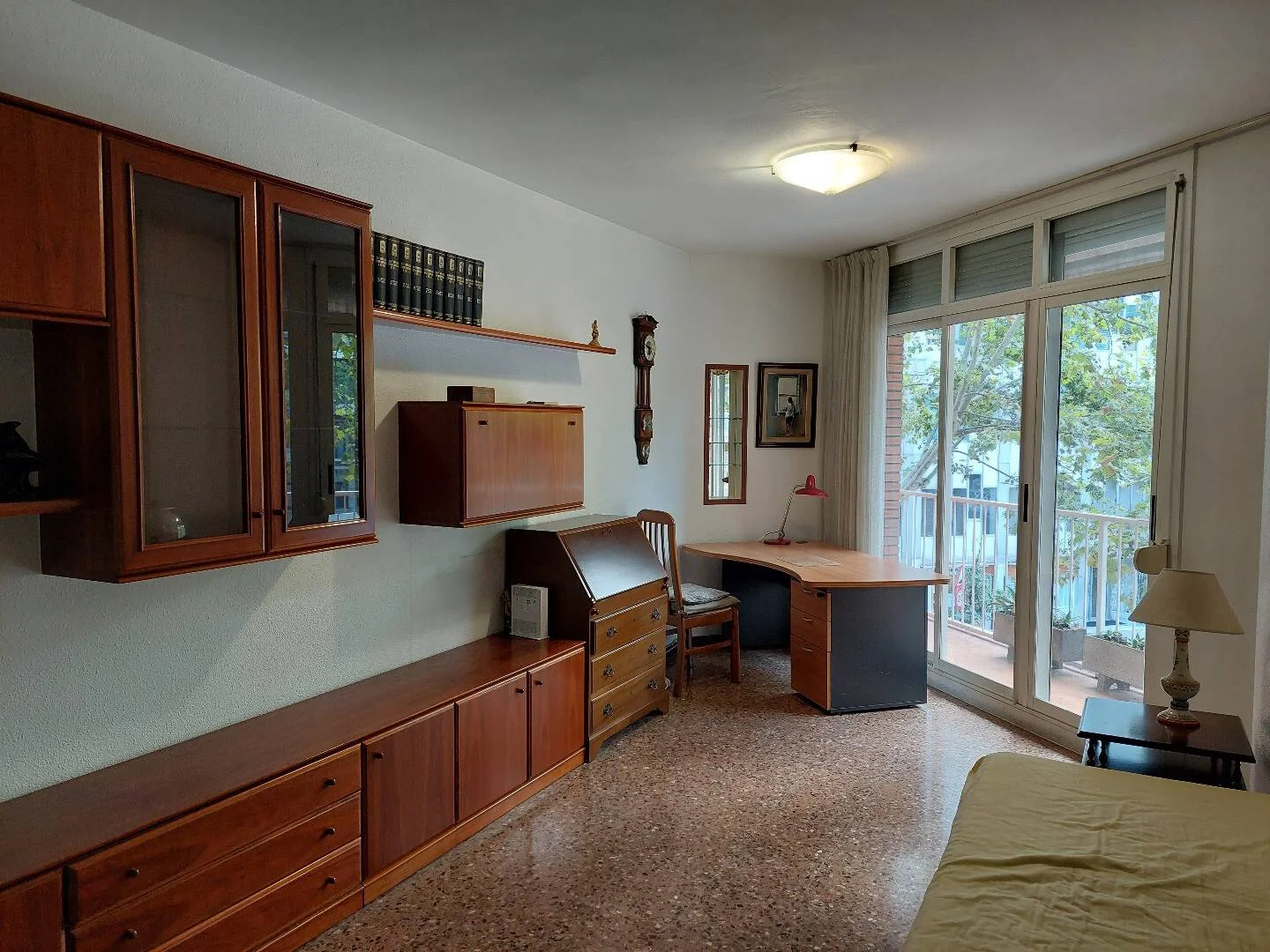Quarto de estudante luminoso e arejado com acesso fácil à universidade em 