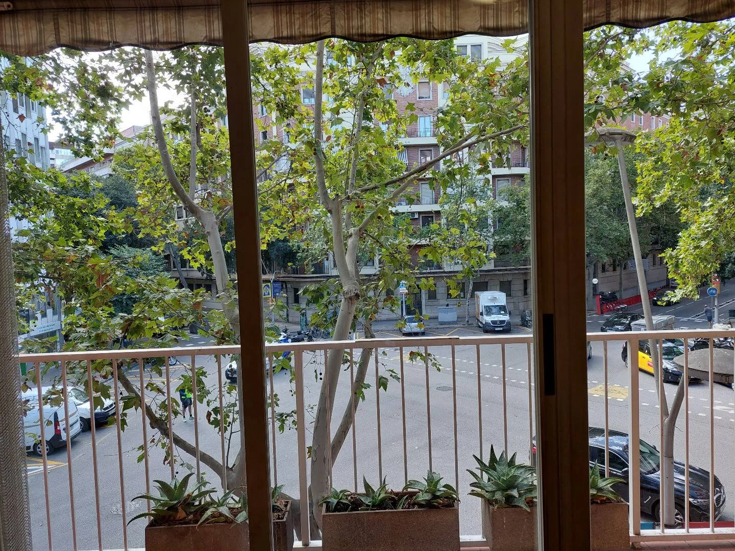 Quarto de estudante luminoso e arejado com acesso fácil à universidade em 