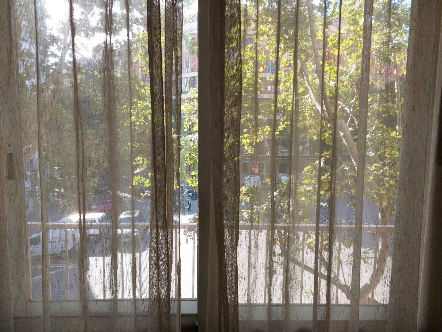 Quarto de estudante luminoso e arejado com acesso fácil à universidade em 
