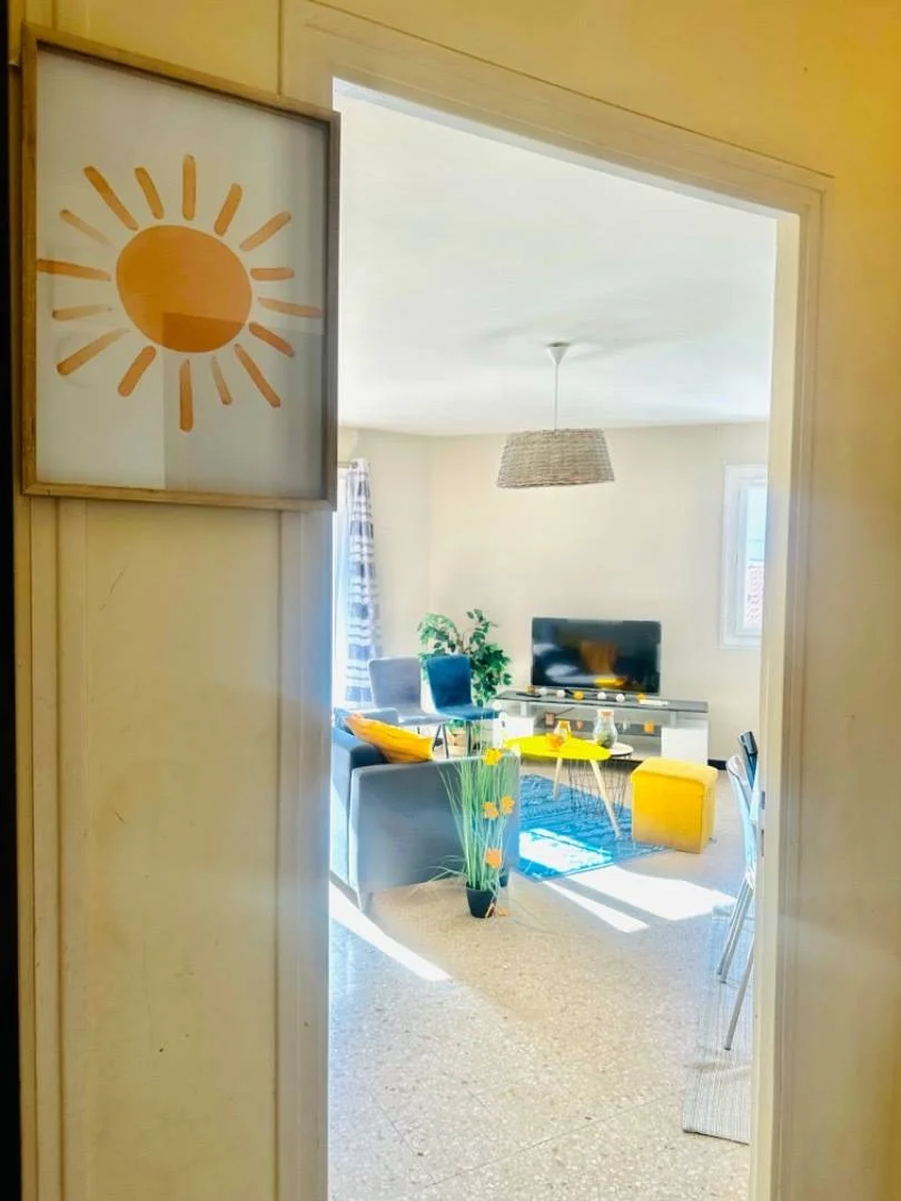 Habitación estudiantil funcional perfecta para estudiar en 