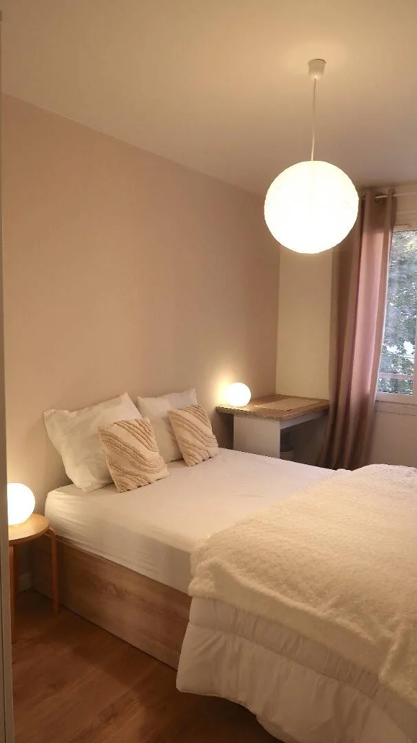 Chambre conviviale pour les étudiants dans  avec des équipements modernes