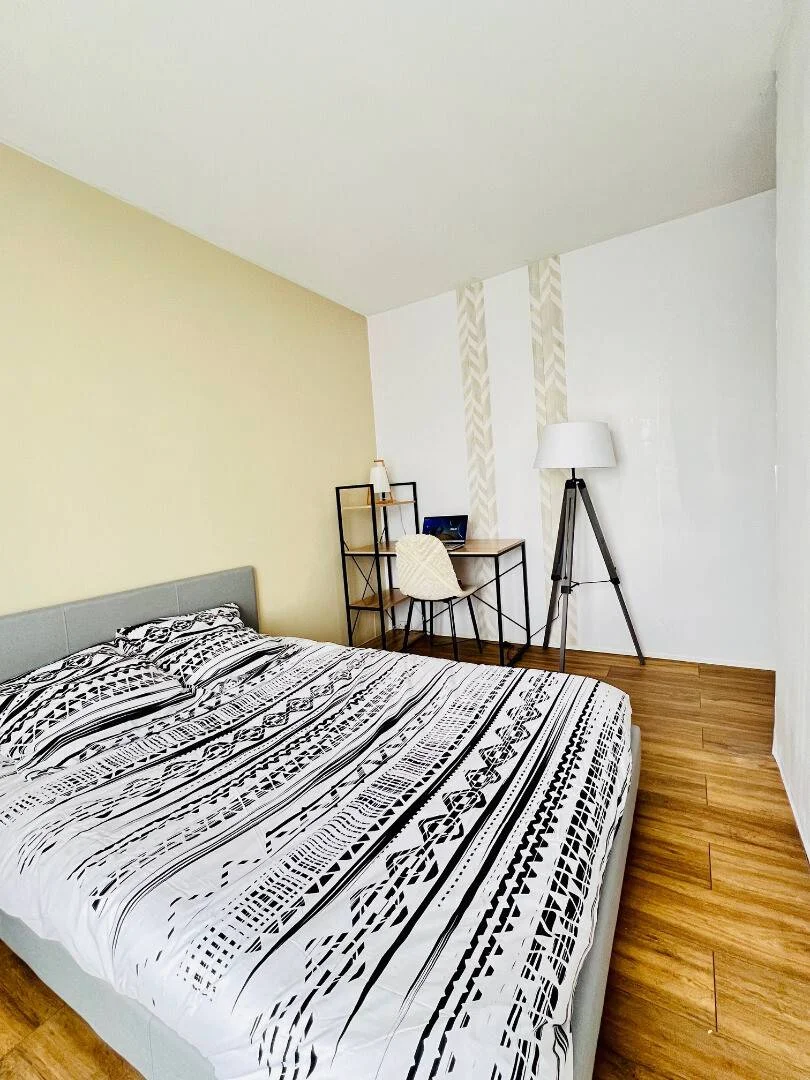 Quarto de estudante confortável e espaçoso em 
