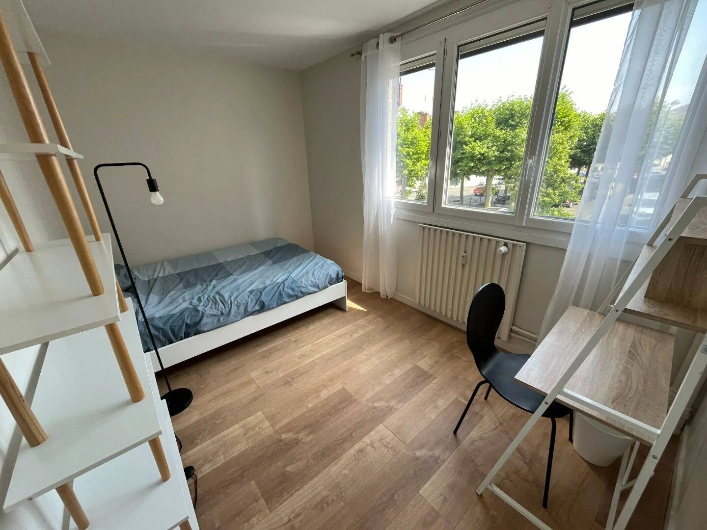 Quarto para alugar em apartamento de estudantes em , totalmente mobilado