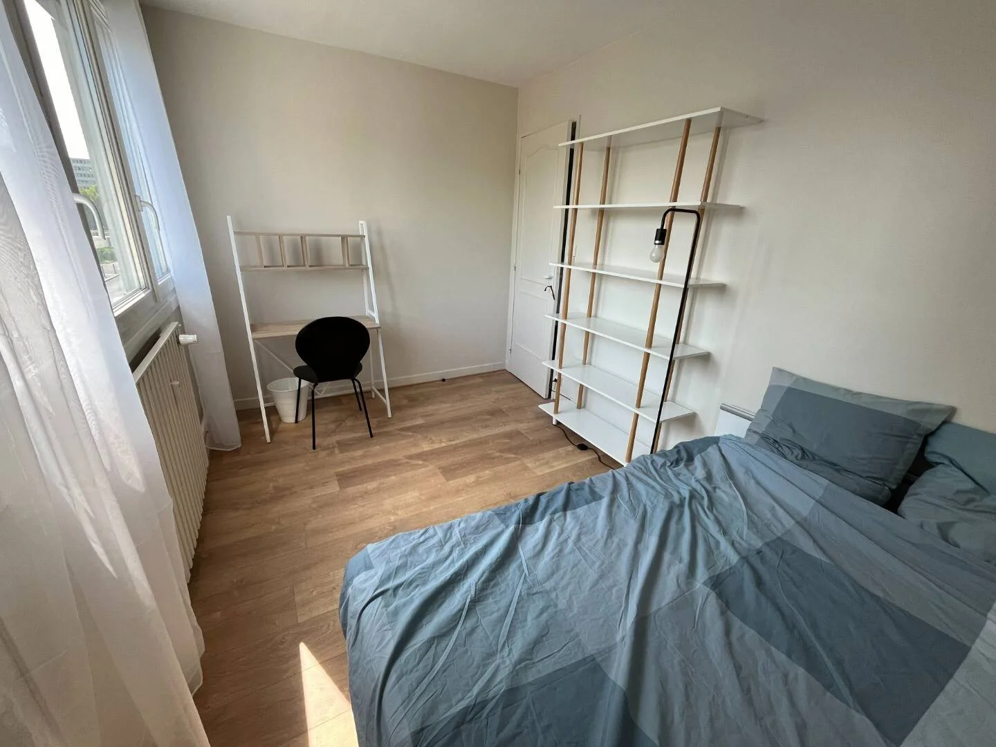 Quarto acessível para estudantes com iluminação ampla em 