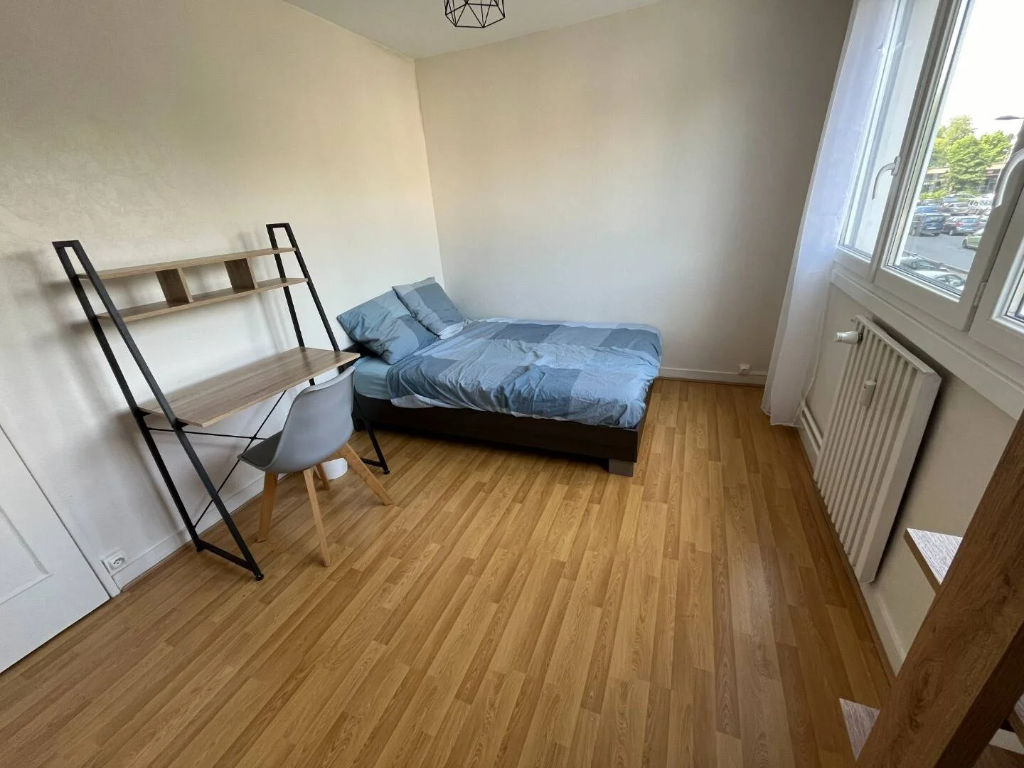 Quarto de estudante luminoso e arejado com acesso fácil à universidade em 